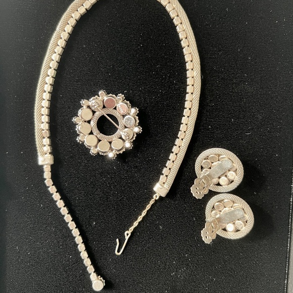 Vintage Weiss Emerald Green Rhinestone Necklace, Earrings & Brooch Set - Picture 11 of 15